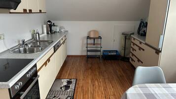 Kühlschrank, Ofen, Geschirrspüler, Kochgeschirr/Geschirr/Besteck