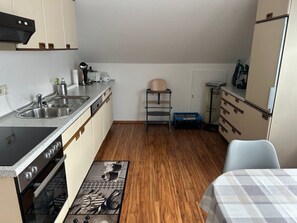 Kühlschrank, Ofen, Geschirrspüler, Kochgeschirr/Geschirr/Besteck