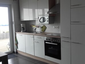 Kühlschrank, Mikrowelle, Ofen, Geschirrspüler