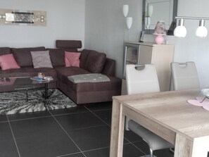 TV - Wohnung mit großer Gartenterrasse und Ausblick by Interhome (Argenbühl)