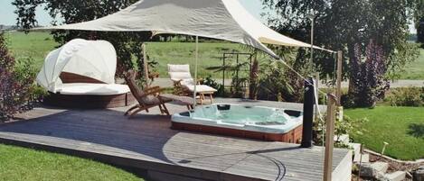 Bañera de hidromasaje al aire libre