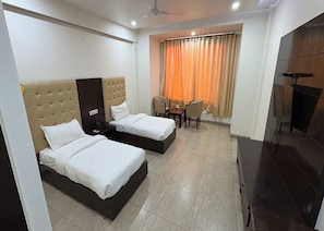 Deluxe Double Room - Hotel Girraj Inn (Govardhan)