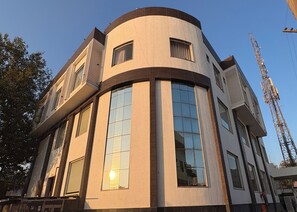 Vista frontal de la propiedad