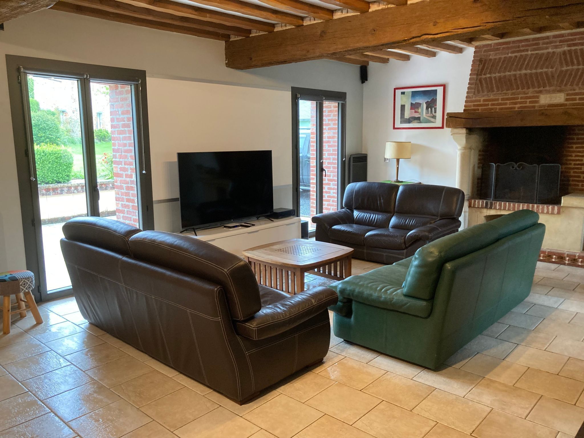 テレビ、暖炉、DVD プレーヤー