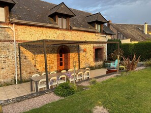 Outdoor dining - "Les gîtes de Soleil Mapou" by Interhome (Fécamp)