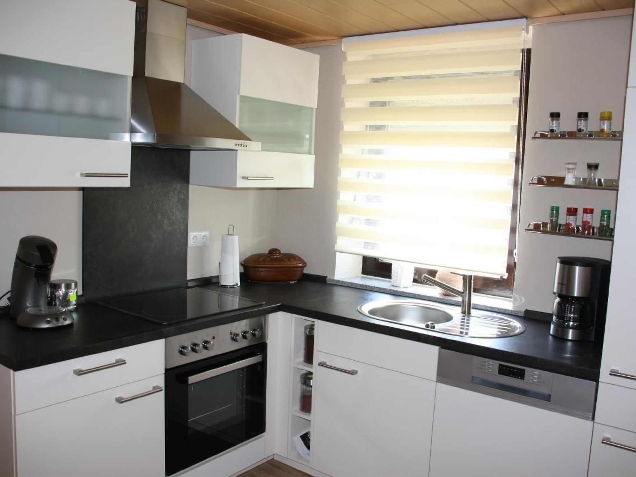 Kühlschrank, Mikrowelle, Ofen, Geschirrspüler