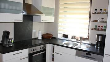 Kühlschrank, Mikrowelle, Ofen, Geschirrspüler