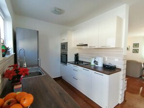 Kylskåp, mikrovågsugn, ugn och diskmaskin
