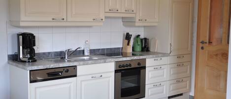 Kjøleskap, ovn, oppvaskmaskin og kjøkkenutstyr