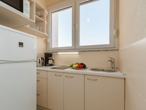Køleskab, mikrobølgeovn, køkkentøj/tallerkener/redskaber