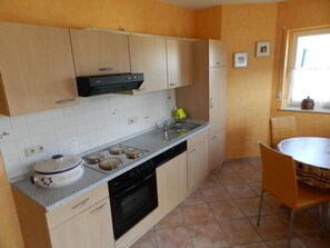 Fridge, microwave, oven, dishwasher - Schöne Ferienwohnung mit Terrasse und Moselblick by Interhome (Klüsserath)