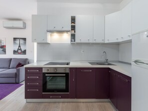 Fridge, oven, dishwasher, cookware/dishes/utensils - Apartment Enny 4 by Interhome (Poreč)