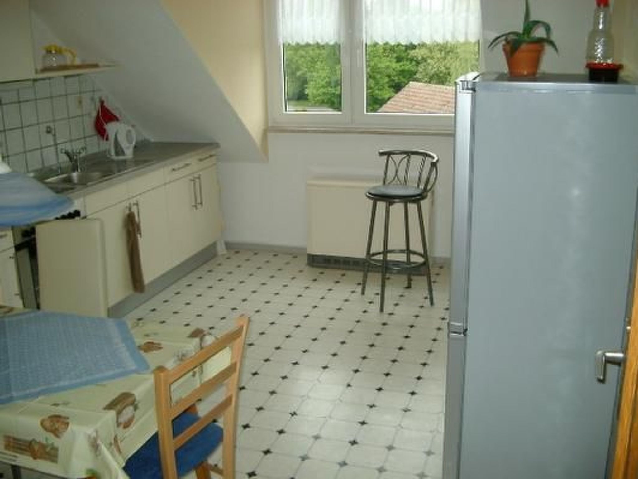 Kühlschrank, Mikrowelle, Ofen, Kochgeschirr/Geschirr/Besteck