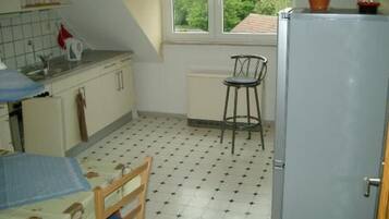 Kühlschrank, Mikrowelle, Ofen, Kochgeschirr/Geschirr/Besteck