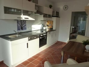 Kühlschrank, Mikrowelle, Ofen, Geschirrspüler