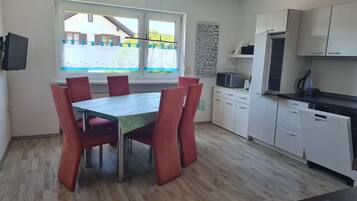 Kühlschrank, Mikrowelle, Ofen, Geschirrspüler