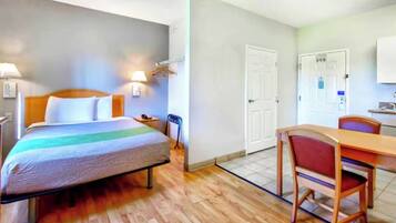 Tabla de planchar con plancha, wifi gratis y ropa de cama