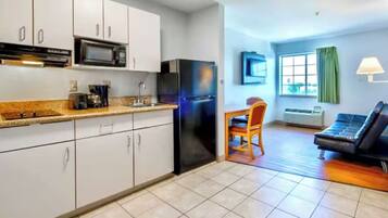 Kjøleskap, mikrobølgeovn, kokeplater og kaffetrakter/tekoker