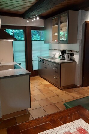 Refrigerador, horno, lavavajillas y utensilios de cocina 