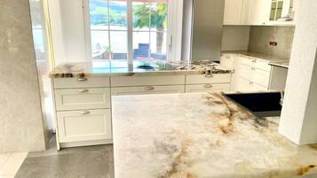 Kühlschrank, Mikrowelle, Ofen, Geschirrspüler