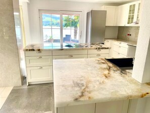 Kühlschrank, Mikrowelle, Ofen, Geschirrspüler