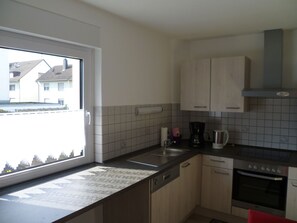 Een koelkast, een magnetron, een oven, een vaatwasser