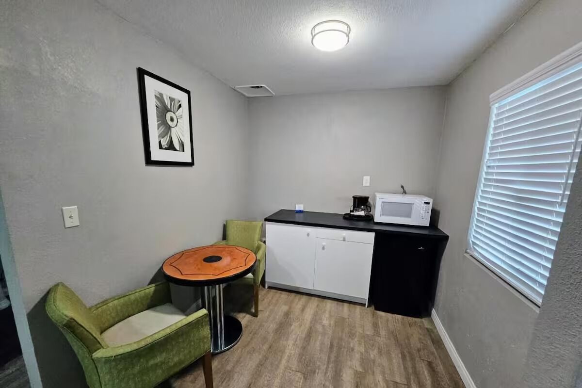 Room W/ 2 Queens + Kitchenette, Perfect For Extended Stays  Central Ridgecrest - Ridgecrest, CA