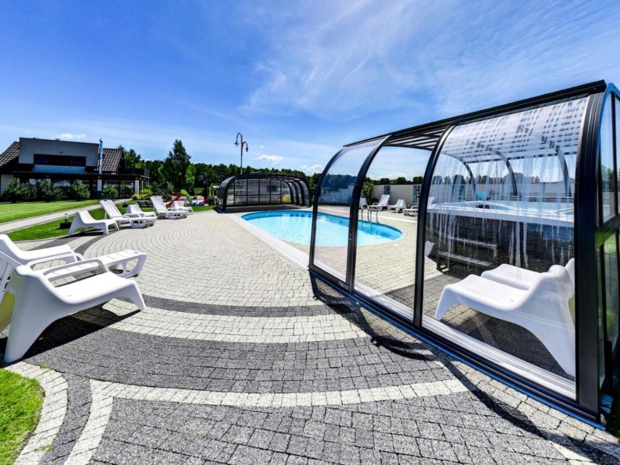 حمّام سباحة مُدفَّأ