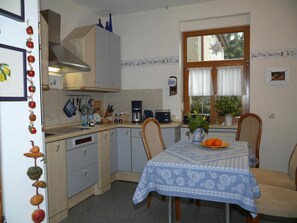 Fridge, oven, dishwasher, cookware/dishes/utensils - Große Ferienwohnung mit privater Terrasse by Interhome (Bad Blankenburg)