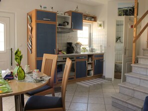 Refrigerador, horno, lavavajillas, utensilios de cocina