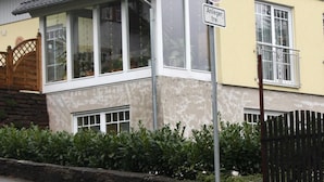 A house with a grey roof, a satellite dish, and a sign that reads "Anlieger frei". - Trappen by Interhome (Birresborn)