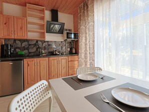 Refrigerador, microondas y utensilios de cocina 
