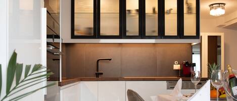 Kjøleskap, mikrobølgeovn, ovn og oppvaskmaskin