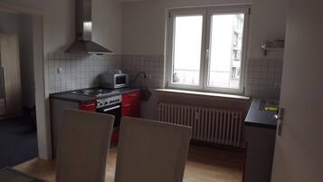 Kühlschrank, Mikrowelle, Ofen, Geschirrspüler