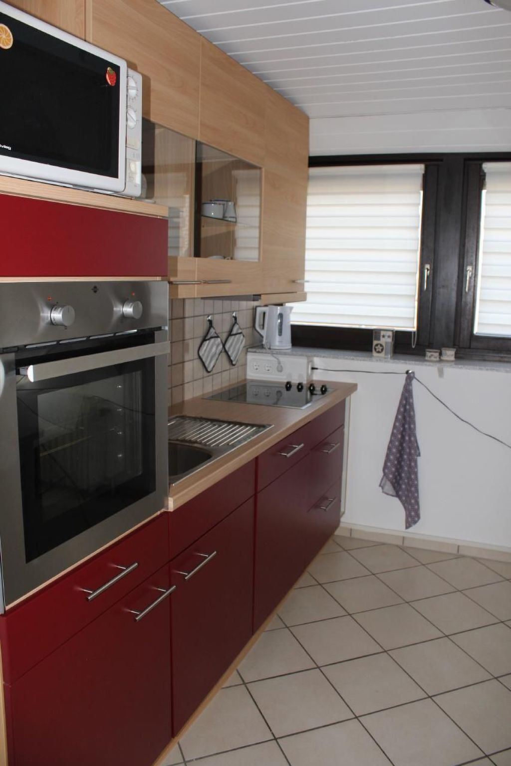 Een koelkast, een magnetron, een oven, een vaatwasser