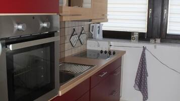 Een koelkast, een magnetron, een oven, een vaatwasser