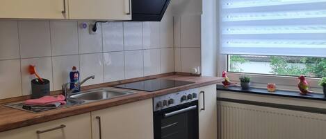 Refrigerador, horno, lavavajillas, utensilios de cocina