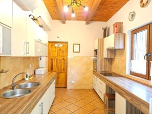 Een koelkast, een magnetron, een oven, een vaatwasser