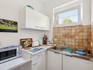 Kühlschrank, Mikrowelle, Kochgeschirr/Geschirr/Besteck