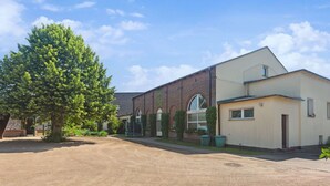 Un immeuble de deux étages, doté d’une façade en briques et d’un toit plat.