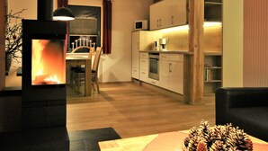 Una cucina moderna con mobili in legno, un forno a microonde e un forno integrato.