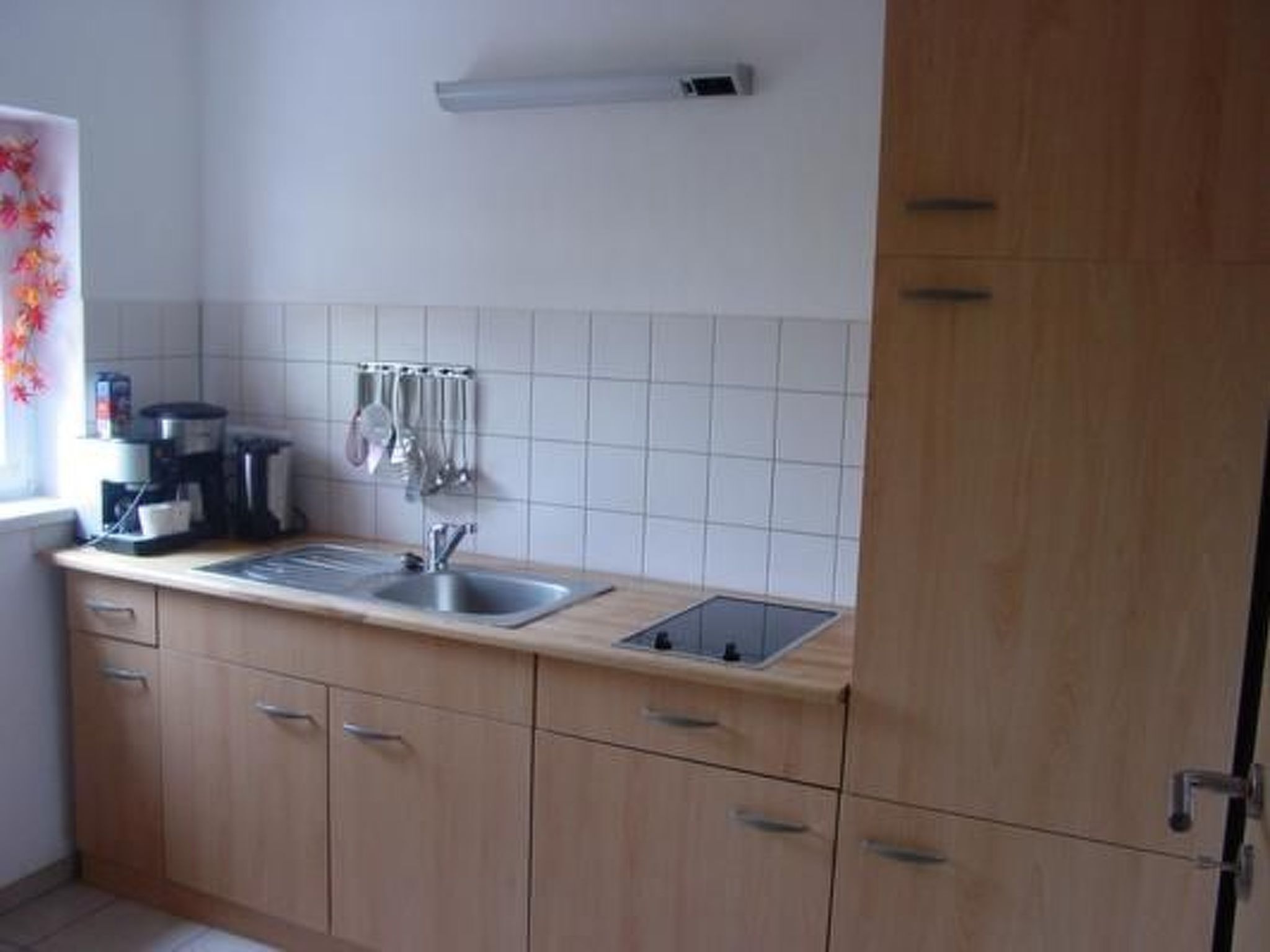 Réfrigérateur, four à micro-ondes, vaisselle et ustensiles