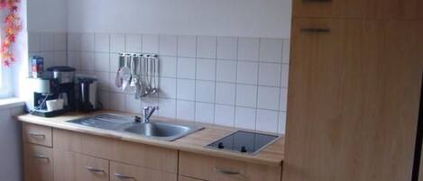 Réfrigérateur, four à micro-ondes, vaisselle et ustensiles