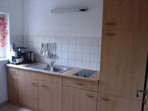 Kühlschrank, Mikrowelle, Kochgeschirr/Geschirr/Besteck