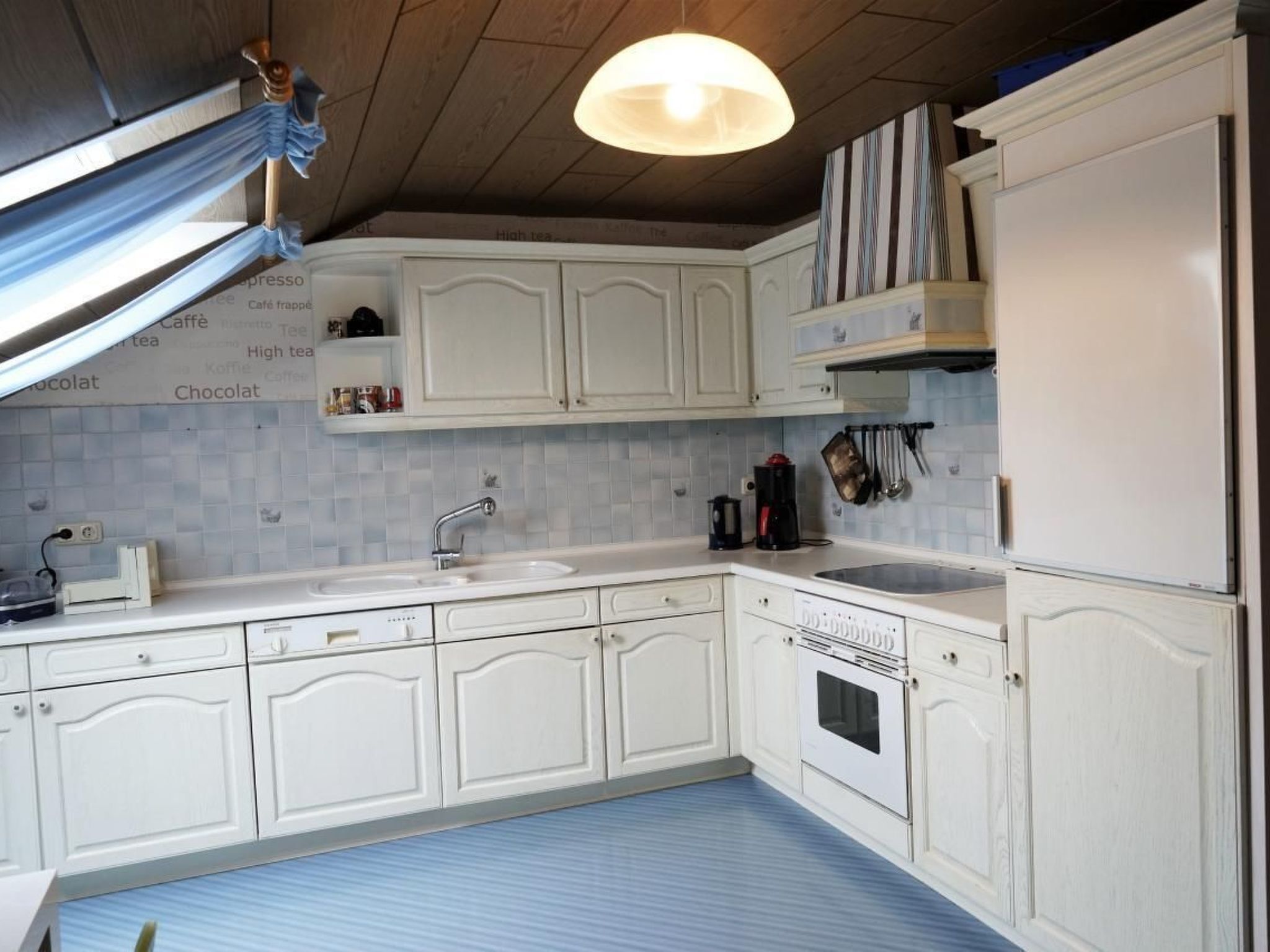 Kjøleskap, mikrobølgeovn, ovn og oppvaskmaskin