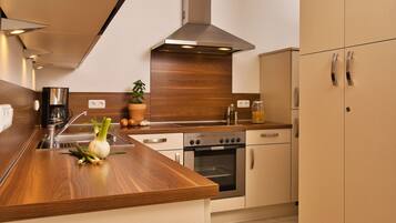 Kühlschrank, Mikrowelle, Ofen, Geschirrspüler