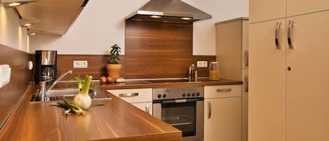 Kühlschrank, Mikrowelle, Ofen, Geschirrspüler