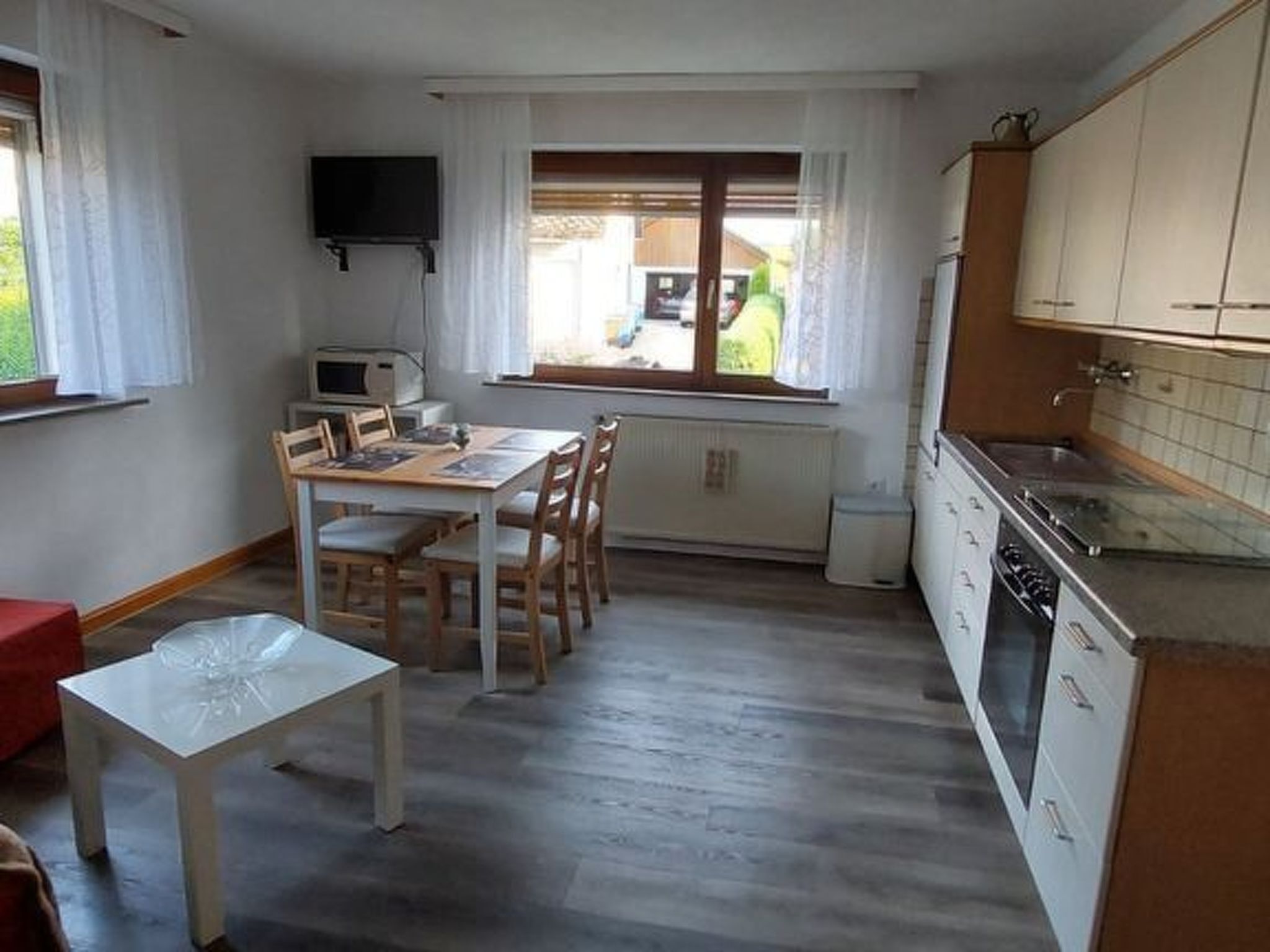 Kühlschrank, Mikrowelle, Ofen, Kochgeschirr/Geschirr/Besteck