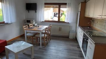 Kühlschrank, Mikrowelle, Ofen, Kochgeschirr/Geschirr/Besteck