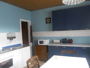 Fridge, microwave, oven, cookware/dishes/utensils - Am Hemberg am Diemelsee by Interhome (Alme)